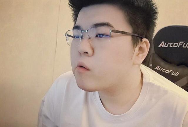 4am老板娘入手韦神专属皮肤 全程只按一个键 根本无心玩游戏 皮肤 电竞 4am Mini14 Godv 韦神