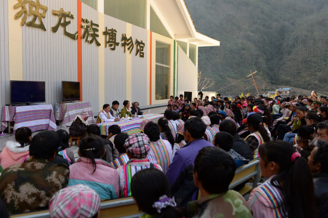 受到习近平总书记会见的贡山县干部群众代表回到独龙江乡，在新修起的独龙族博物馆前用汉语和独龙语向数百名独龙族群众宣讲总书记的讲话内容（2015年1月22日摄）。新华社记者 胡超 摄