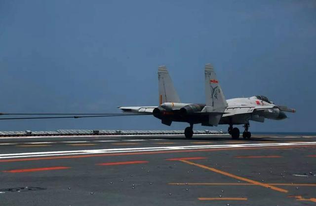 图为降落中的歼15