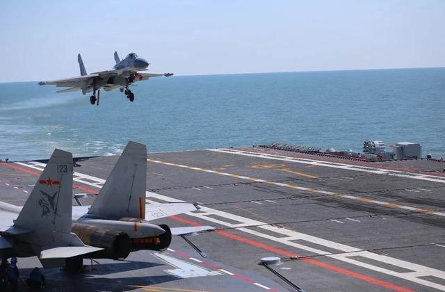 直接在歼15上放单飞进行航母起降训练,而海山鹰教练机,则承担了新手