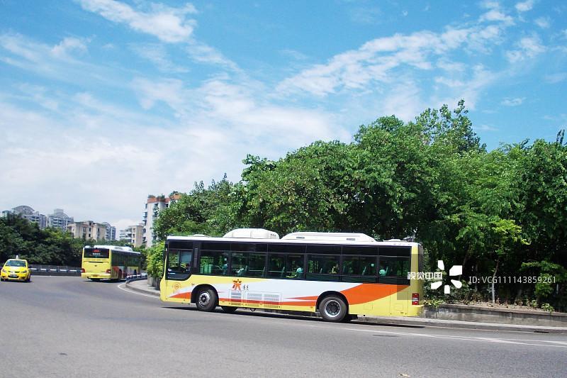 方便啦!120路公交车早,晚高峰时段缩短班次间隔