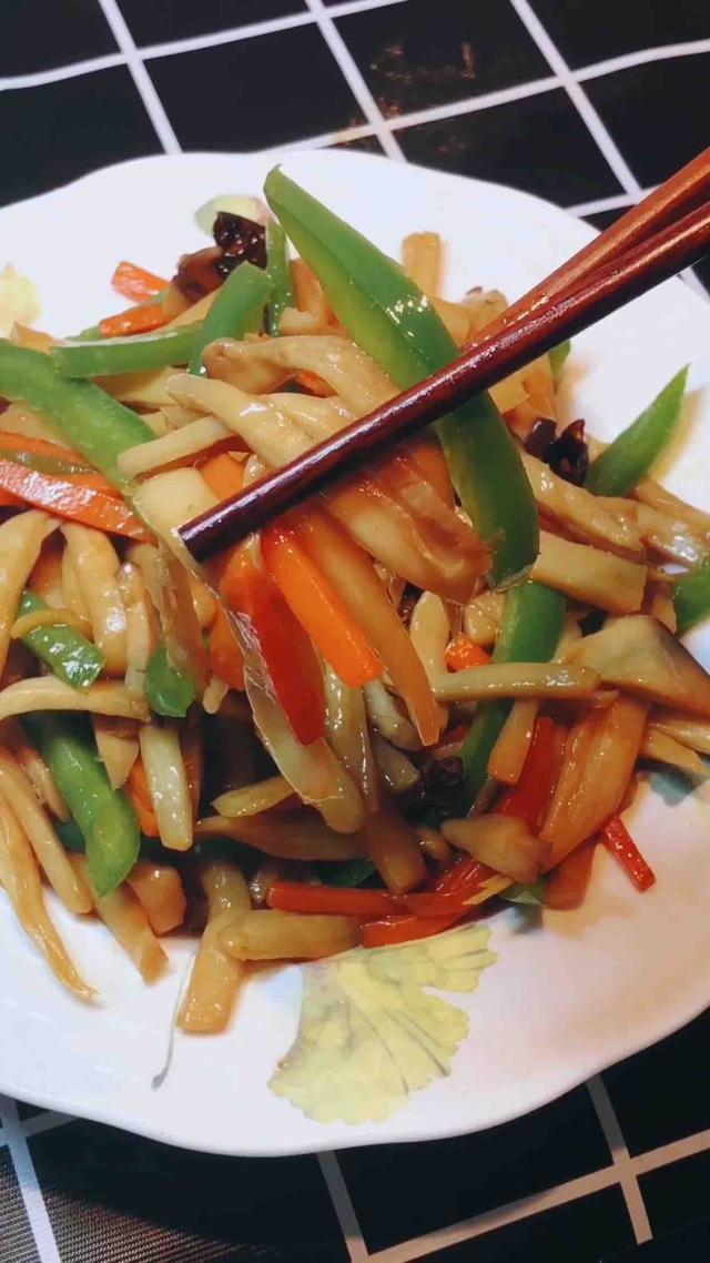 素炒杏鮑菇,加點蠔油,炒起來比肉還香,孩子們都喜歡