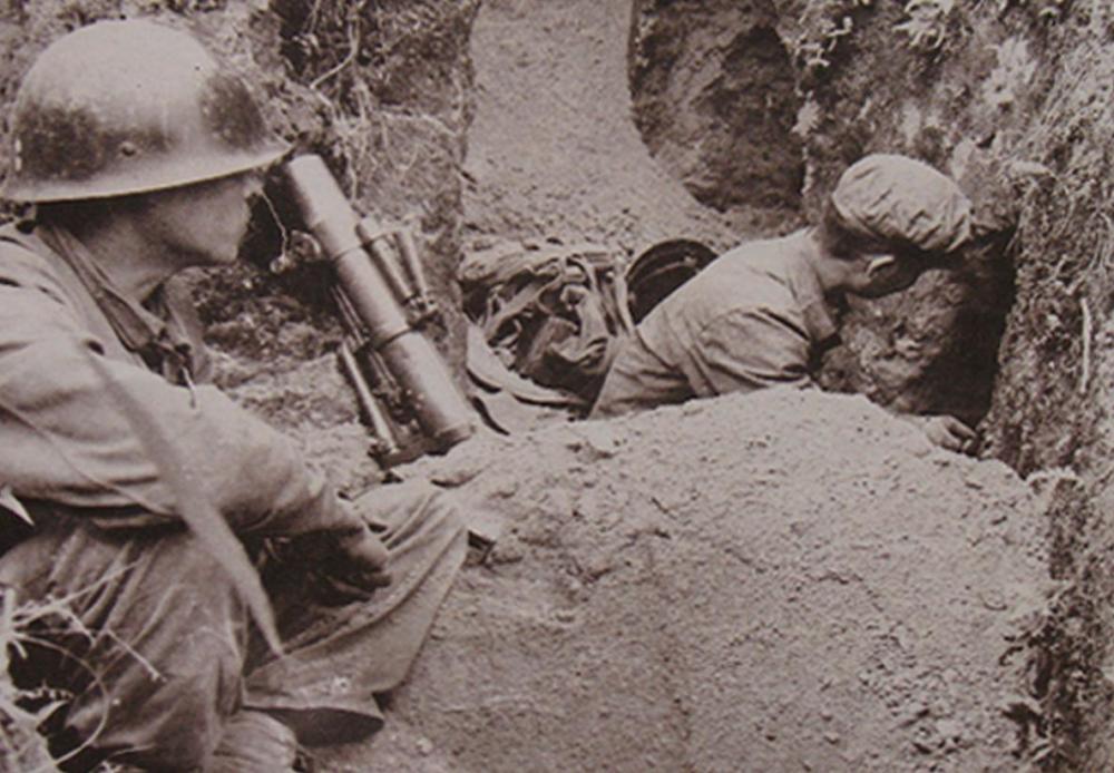 者阴山防御作战,战士在挖设猫耳洞第二天一早,好好的新洞却出了问题