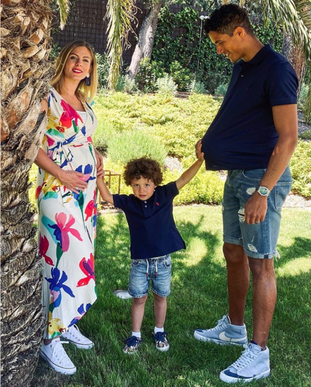 瓦拉内的配图,是一家三口的合影,3岁的鲁文站在中间,卡梅莉的小腹隆起