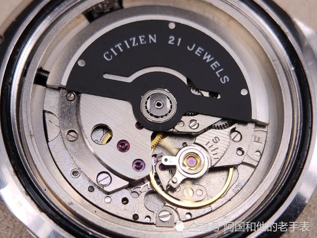 放大看看这款全自动机芯,21钻摆频18000;摆轮下方有5270的型号刻印