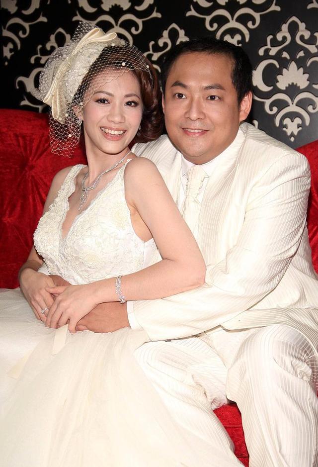 柯以柔2001年在台湾出道,当年因为长相与徐怀钰神似而受到极大的关注