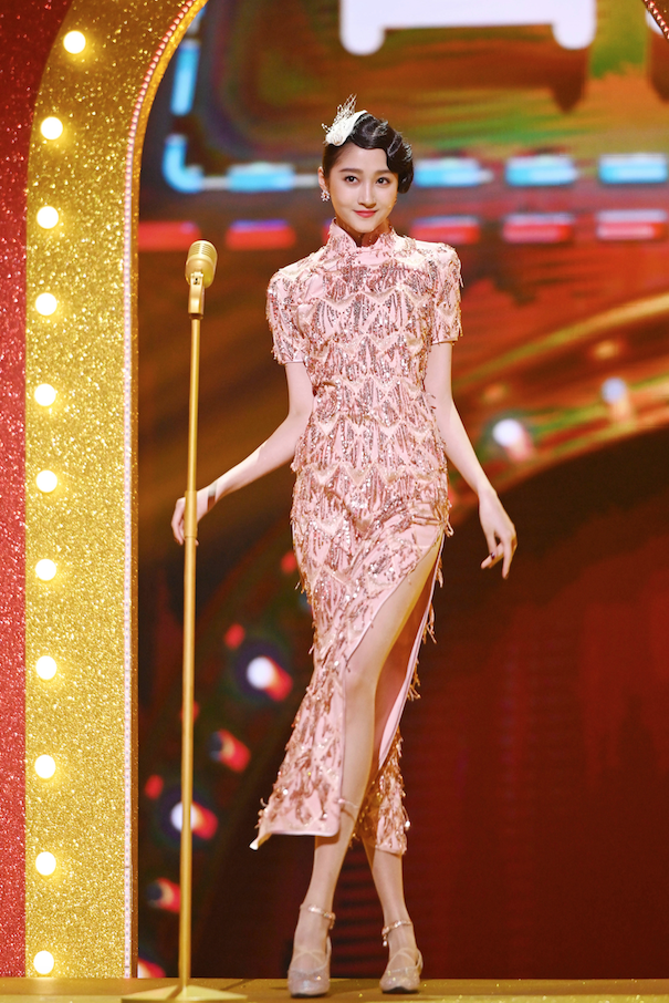 关晓彤秀108cm美腿,不知道的还以为开了长腿特效,果然是"腿精"