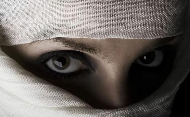 塔罗占卜选一双最冷漠的眼睛测危难之时谁会对你不离不弃