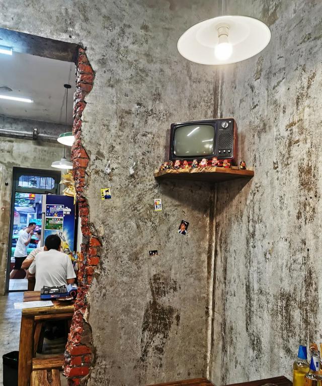 "叙利亚"的装修风格?粗狂又可爱!成都网红芋儿鸡,老板娘漂亮