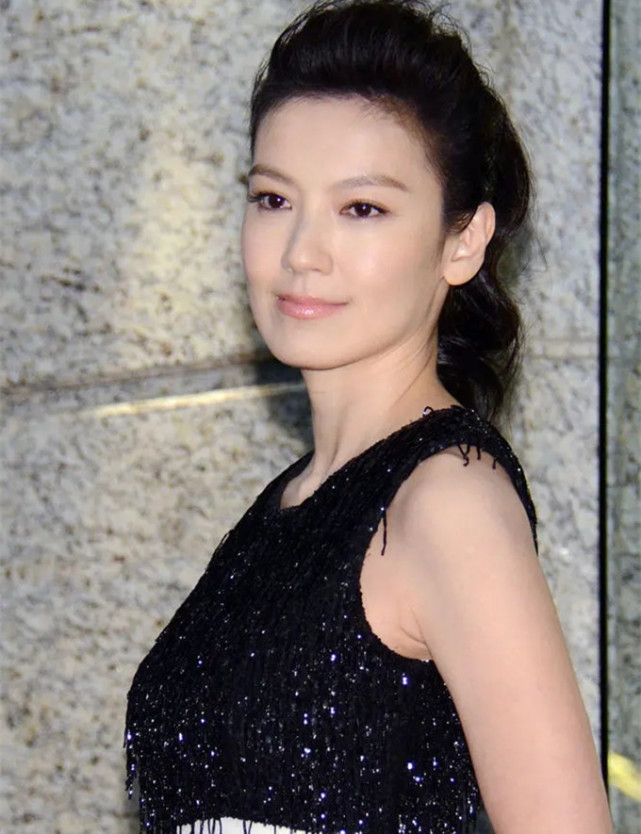 44岁林熙蕾近照,连生2女身材仍完美,曾被王晶看好能接班邱淑贞