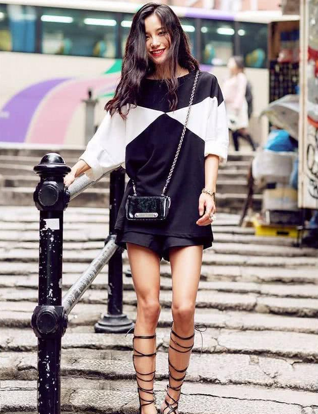 作为一款有特别浓郁复古气息的鞋款,搭配罗马鞋的时候要注意选款,腿不