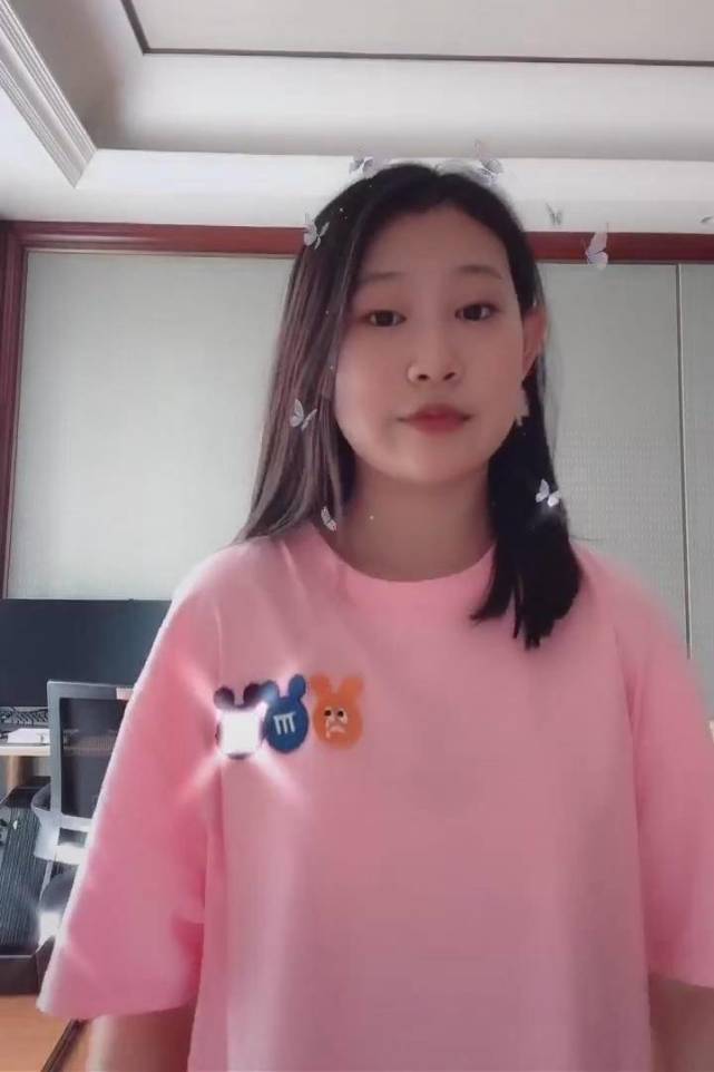 小沈阳女儿整容式长大!穿粉t留披肩发甜美,跟小时候判若两人