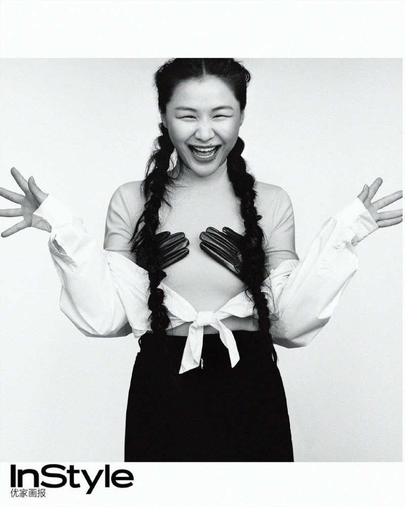 女谐星金靖拍时尚大片,放肆大笑不做作,有种生命力之美_腾讯新闻