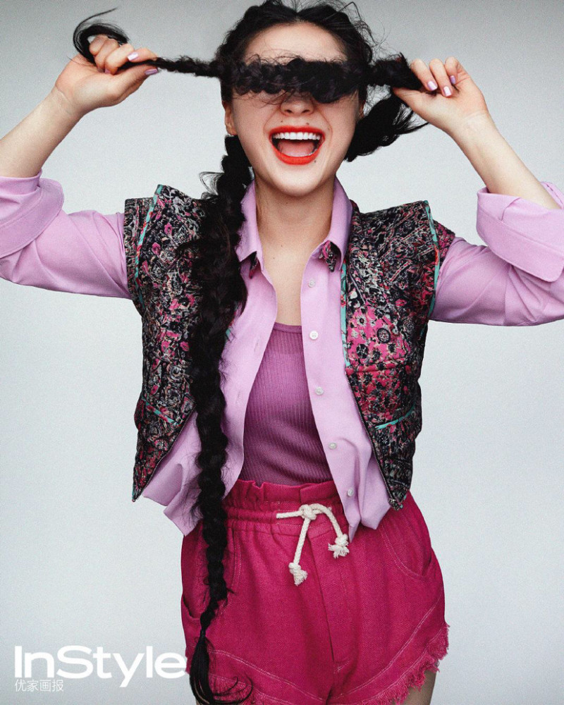女谐星金靖拍时尚大片,放肆大笑不做作,有种生命力之美_腾讯新闻