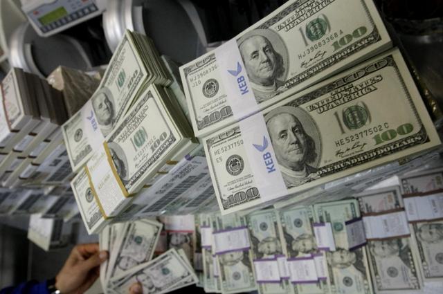 路边一包裹,车辆都绕行,女子打开看到700万现金