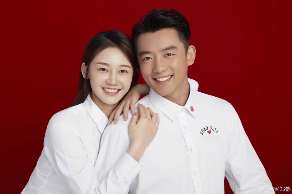 郑恺|郑恺回应火锅店涉抄袭后与老婆恩爱现身，苗苗不慎露孕肚被抓拍了