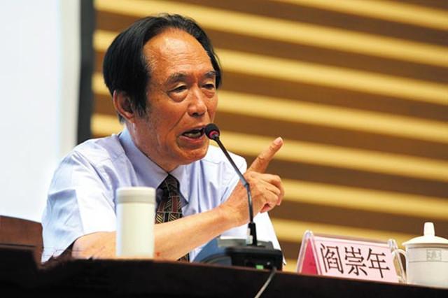 简而言之,这件事件就是当时已70岁高龄的阎崇年教授惨遭一名青年人的