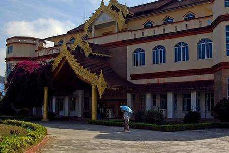 缅甸富人区女孩,个个貌美有钱,为啥导游说没人敢娶呢?