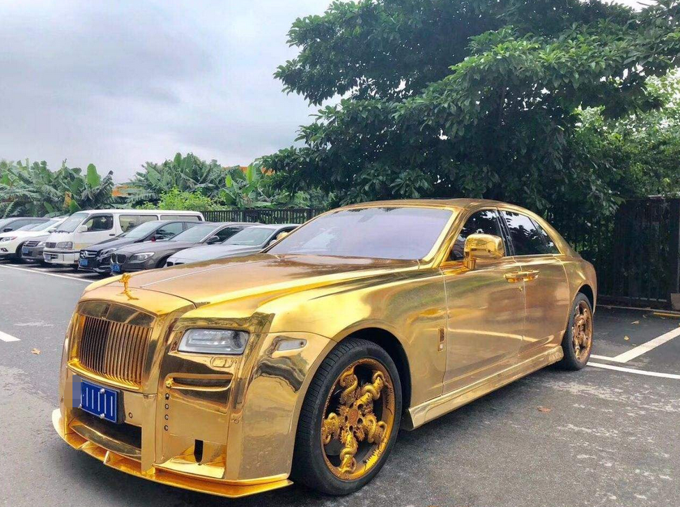劳斯莱斯身披"黄金战甲",有缘就卖还送百万车牌,却没人搭理_腾讯新闻