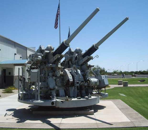 但是,美军认为博福斯40毫米高炮射程偏近,和127毫米高平两用炮的火力
