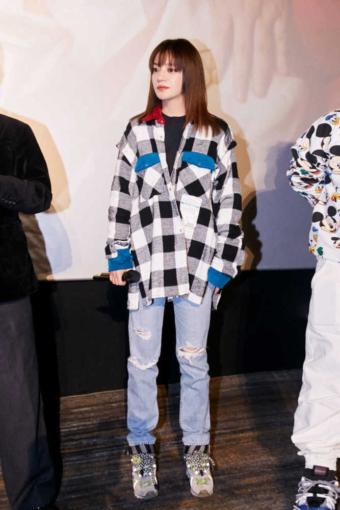 赵薇身穿黑色皮衣内搭白色修身打底衫 配合大红唇 休闲帅气