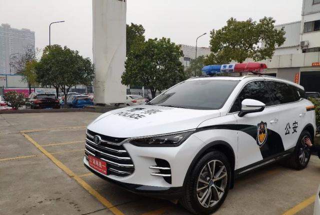 中国新警车崭露头角,合资车跟不上时代,新车现身振奋人心