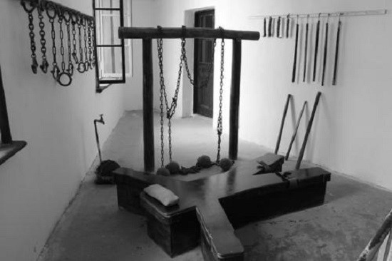 古代"老虎凳" 到底有多恐怖?只需3块砖头便让犯人招供