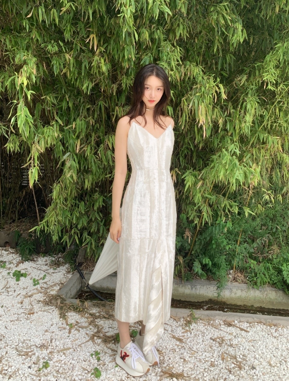 还说姜贞羽拥有神颜看她19岁红毯未修图完全就是两个人