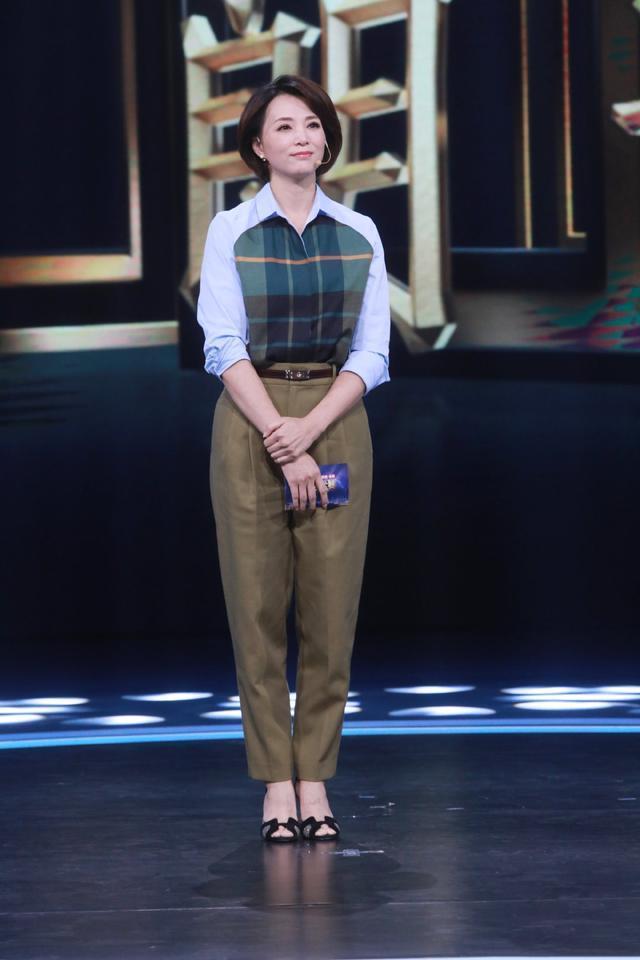 央视主持人刘芳菲走机场,穿蓝裙身材丰满,遇虹桥一姐合拍好温柔