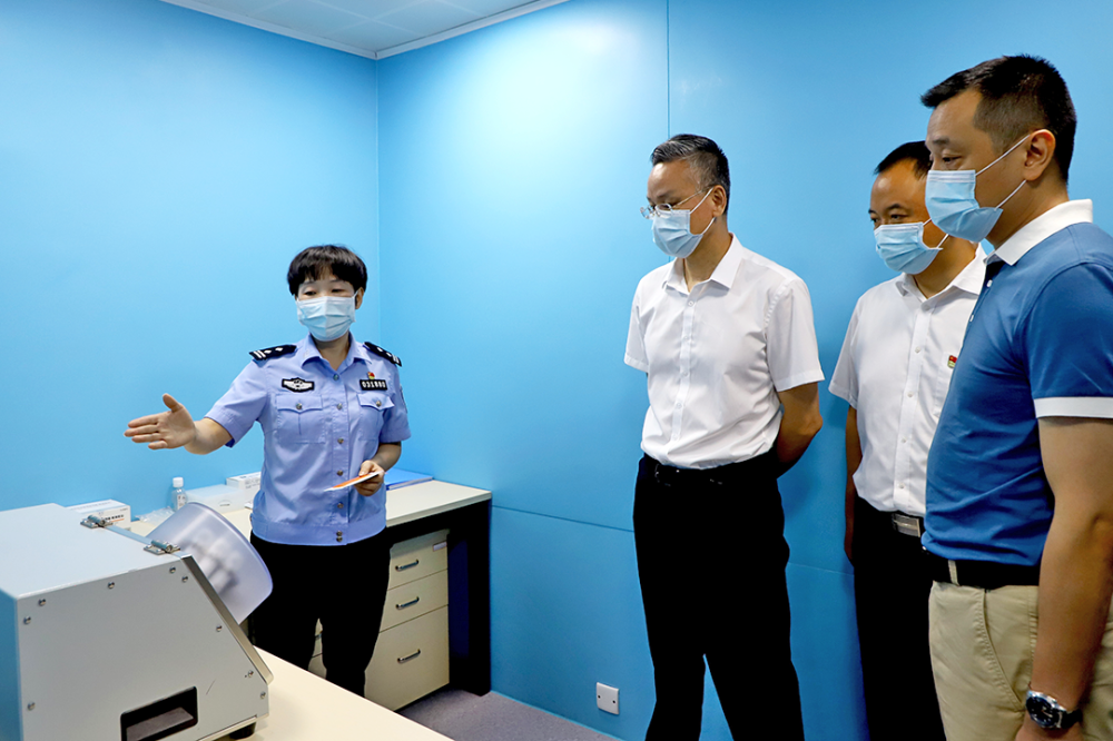 数据侦查实验室等建设情况,听取了雷虎同志关于打造"打击犯罪梦工厂"