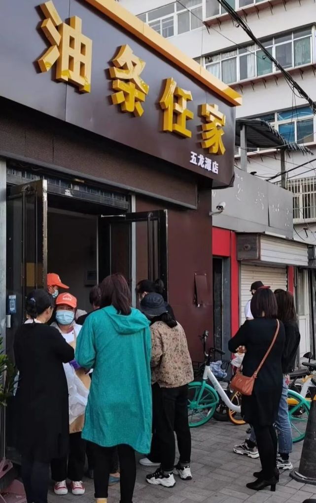 为帮男童治病济南90后网红夫妻捐赠出一家油条店背后的故事太暖心