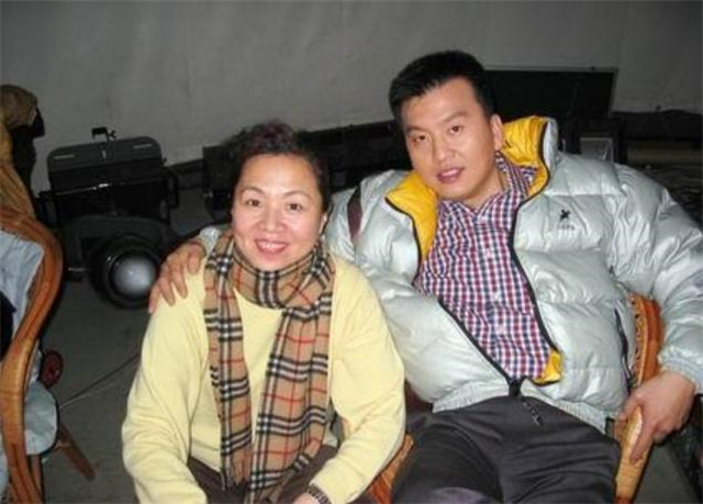 央视主持人张泽群晒怀抱婴儿照片,疑似官宣当爸,55岁至今未婚