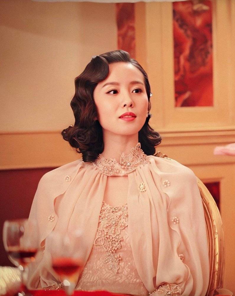 刘诗诗真会穿穿上一件旗袍搭配上复古短发造型意外高级优雅