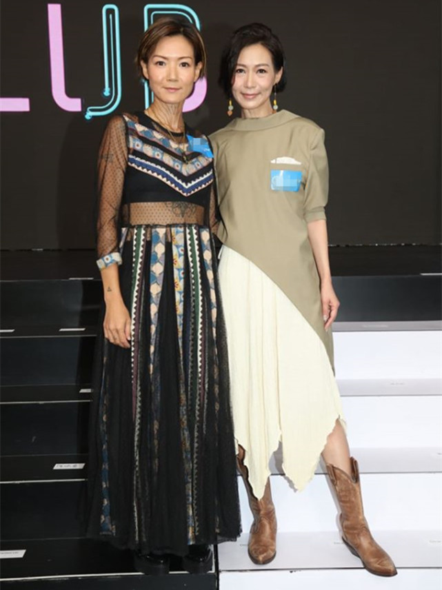 5月20日,赵学而和卢巧音一起出席了某音乐节目举办的记者会.