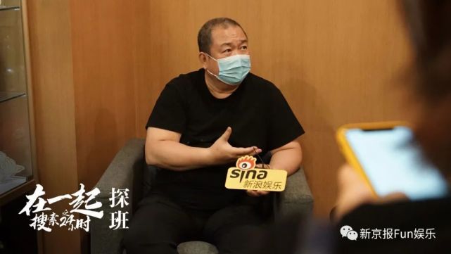 导演汪俊(左)与导演程源海(右)3月,《在一起》各单元剧本陆续出炉;4月