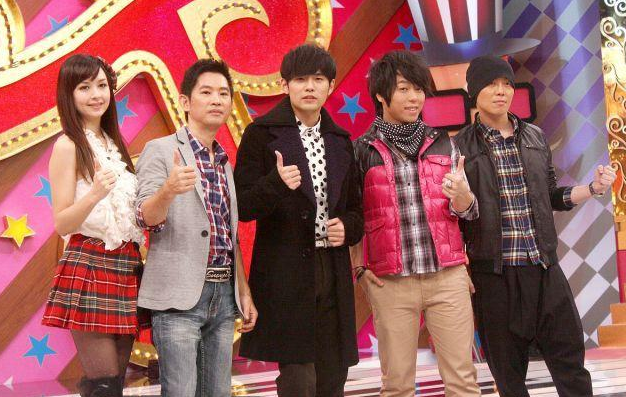 周杰伦新节目被同行炮轰:恰饭可以理解,但吃相真的很难看!