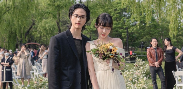 2014年,iu邀请金昌完一起演唱《你的意义》,并收录于专辑《花书签》中