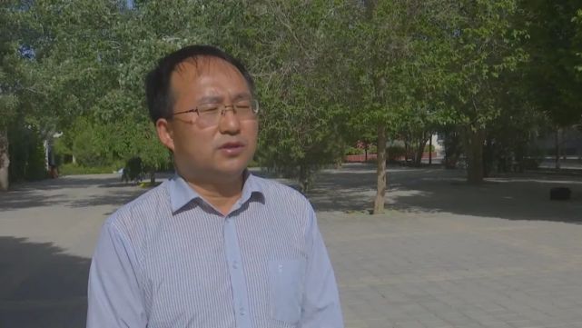 瓜州县第二中学教务处主任 樊建兵"我们学校严格落实两免一补政策,对