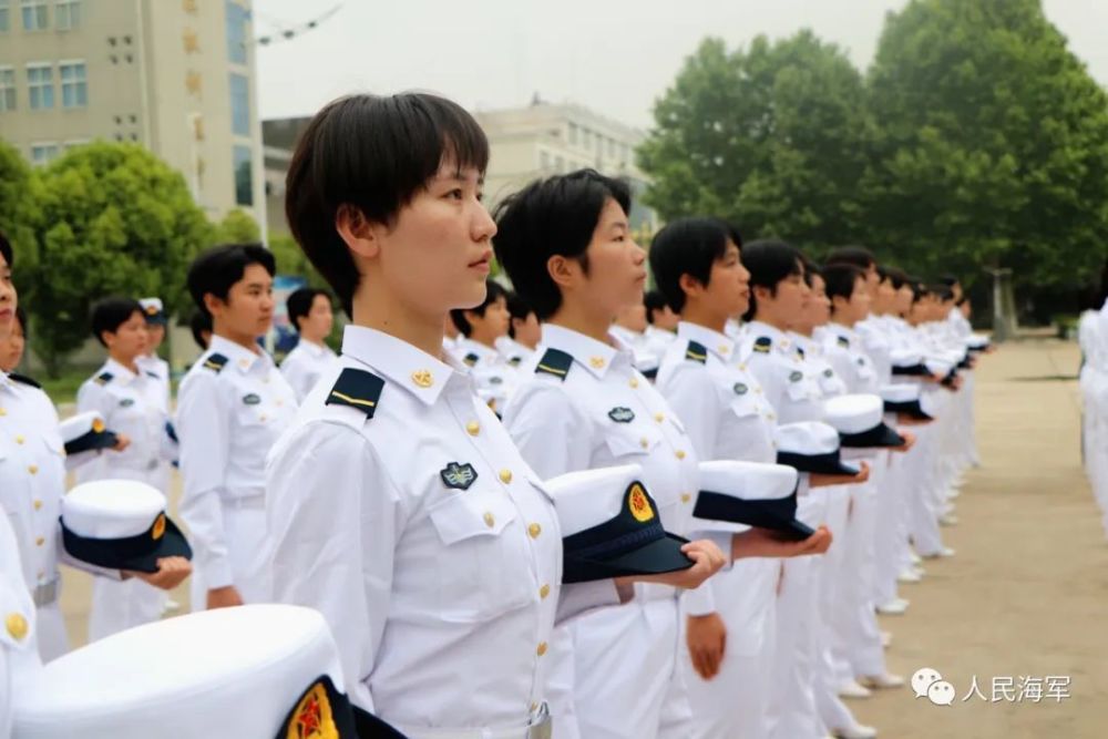 我们是海军女士官学员,这是我们的名片