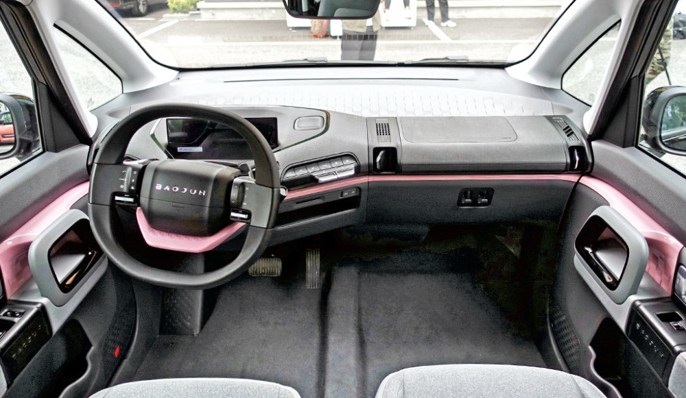 内饰方面,新宝骏e300的样式设计非常简洁,与我们见到的常规内饰有一些