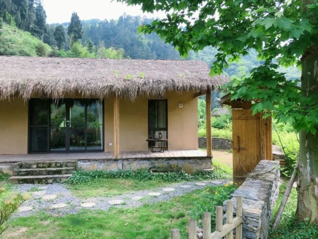 懒懒山谷茅草屋山洞旧食小溪沟让人回归原始的田园民宿
