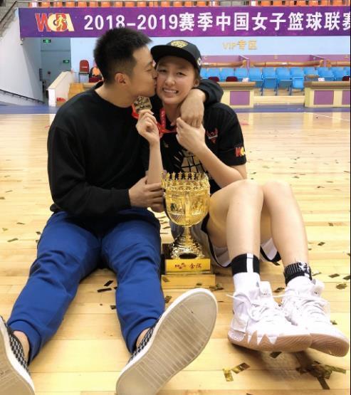 祝福胡金秋和王璐,也祝福孟铎和刘格婷,更祝福天下相亲相爱的一家人.