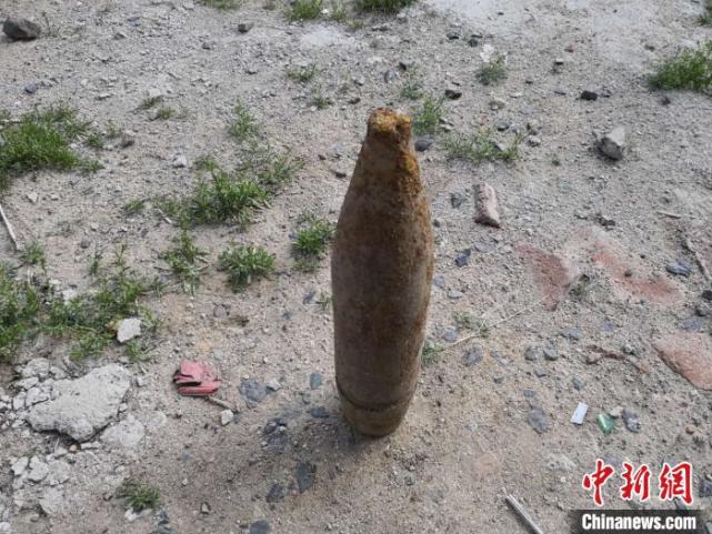 哈尔滨市民菜园中挖出一枚日伪时期炮弹