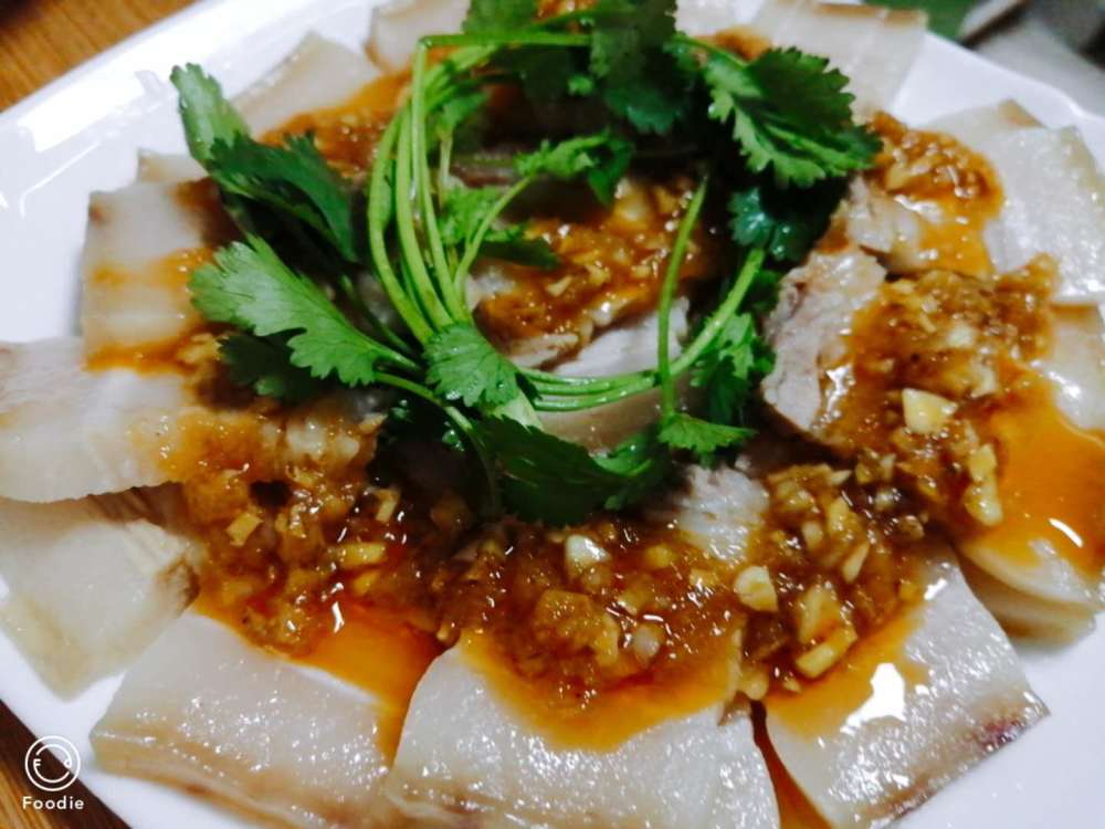 蒜泥白肉是一道菜品,屬於川菜菜系,製作原料主要有蒜泥,肉等,口味鮮美