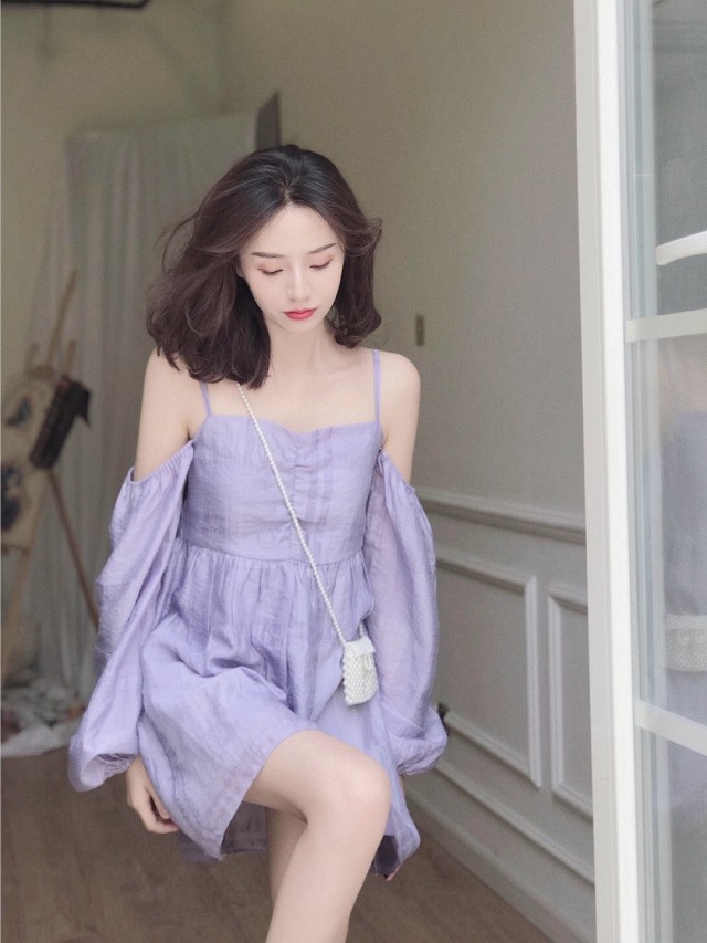 紫色吊带连衣裙的韩国小姐姐没,可爱又时尚