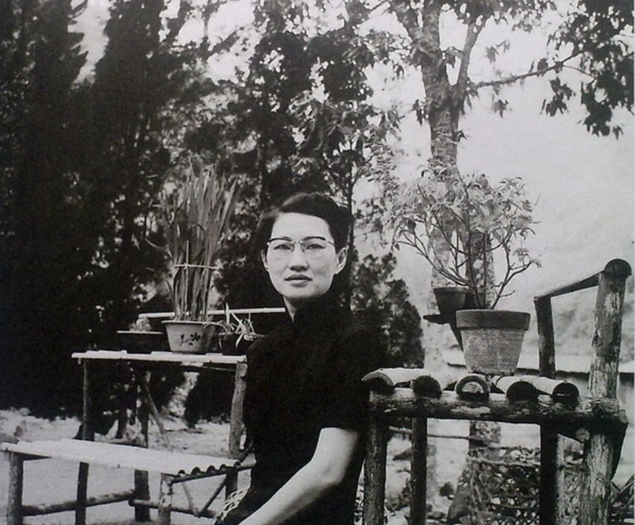 鲍英麟是平庸之辈,长得丑.婚后二人的生活也很为平淡.