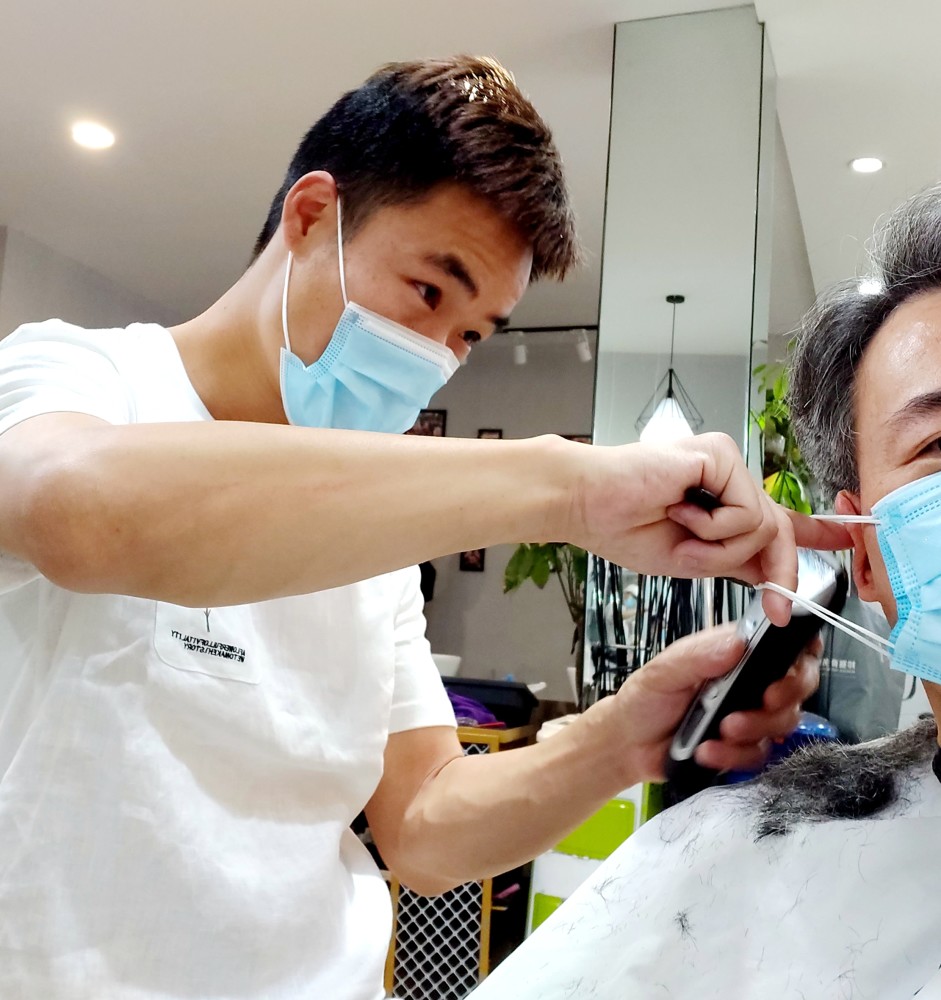 农村小伙武汉做美发一天理发10余人戴口罩要超10个小时