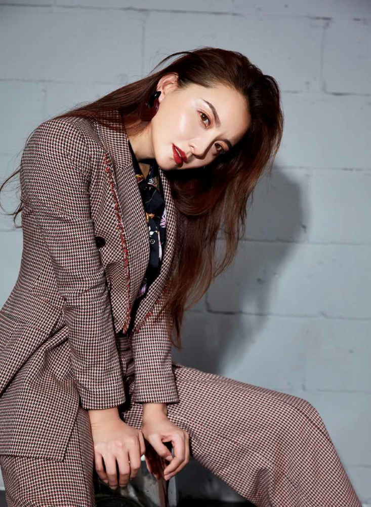 孙茜真是不老女神,穿格子西服套装内搭印花衬衫,意外高级优雅