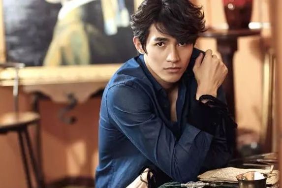 中扮演过"武则天的男人"张易之,因为这部剧当年非常火,所以李子峰