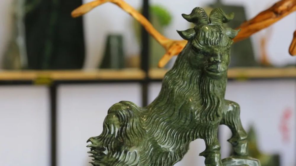 余志勇是遵化比较早开始制作蛇绿岩雕件的人,很多人通过他的作品认识